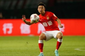 爱游戏登录 -山东泰山训练开放日，加时末段官宣签约引欢呼，葡超在即，赛程密集仍需轮换(山东泰山亚冠赛程)