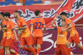 爱游戏官网app -山东泰山俱乐部为津门虎远征军准备雨衣