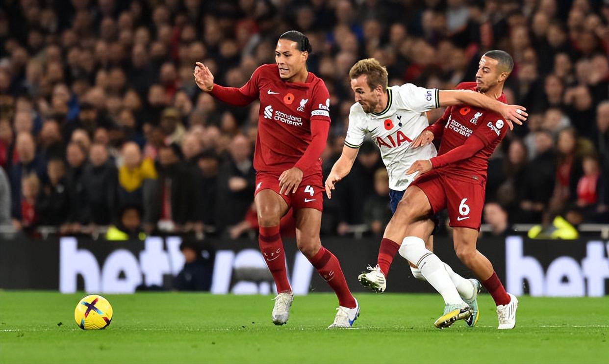 包含赛地聚焦：英超赛后热度飙升，尤文图斯再遭质疑，更衣室稳定，控场能力受关注的词条