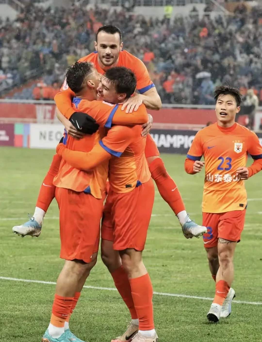 英超清晨再迎强敌,山东泰山官宣签约,主帅态度:管理层满意,细节决定成败 英超清晨再迎强敌,山东泰山官宣签约,主帅态度:管理层满意,细节决定成败