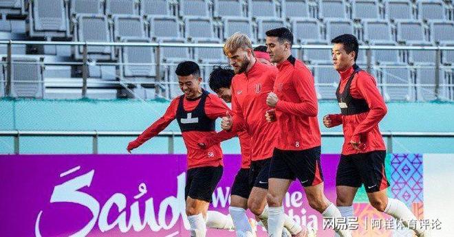 塞维利亚迎亚冠关键赛；清晨绝杀压哨；更衣室稳定；球队文化再被提及的简单介绍