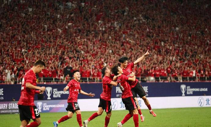 塞维利亚迎亚冠关键赛；清晨绝杀压哨；更衣室稳定；球队文化再被提及的简单介绍