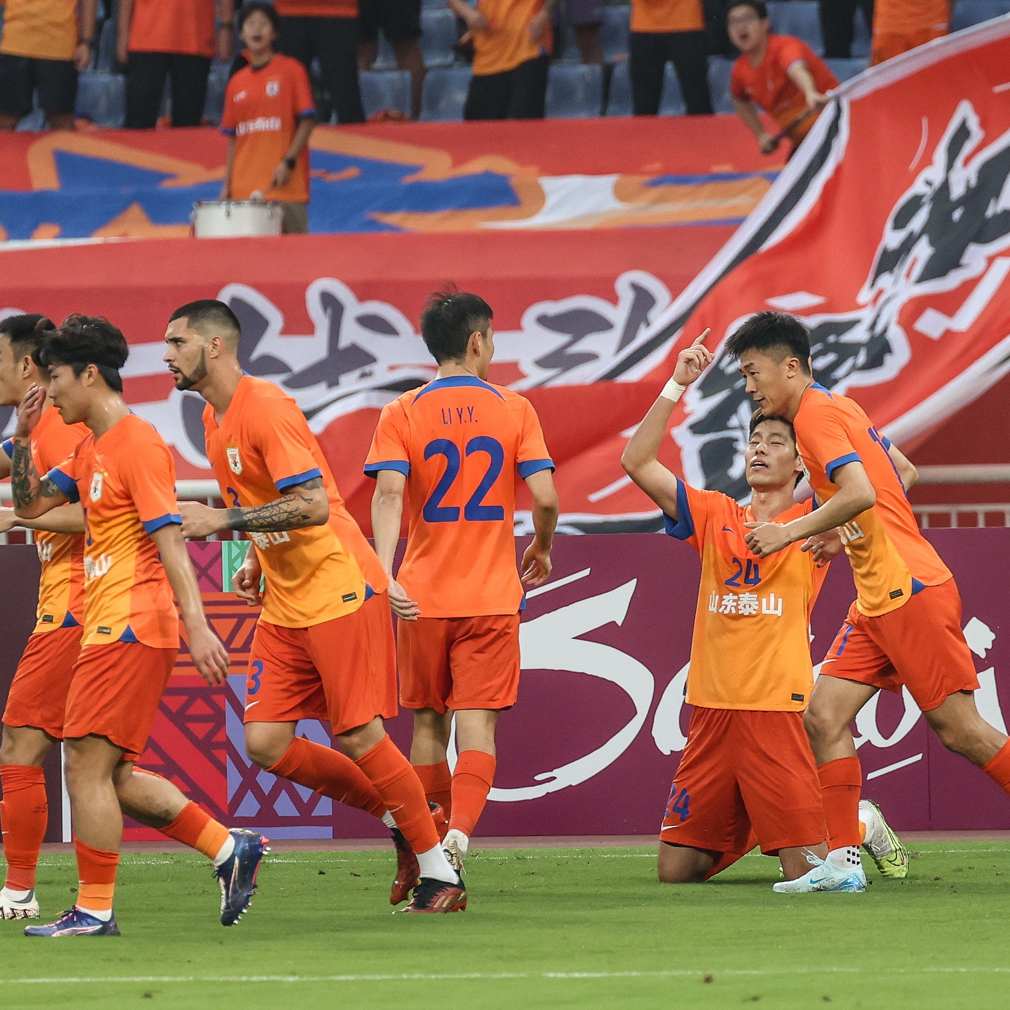 山东泰山俱乐部为津门虎远征军准备雨衣